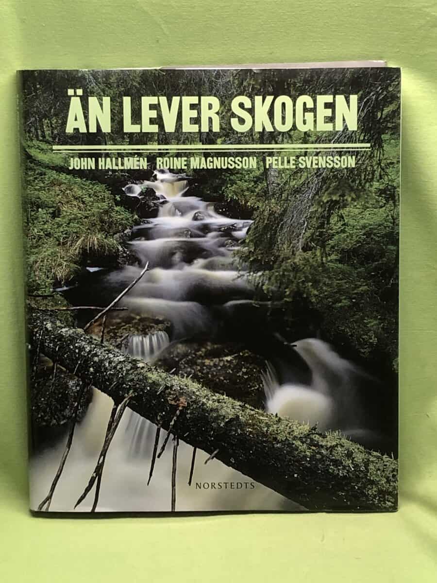 Hallmén, John, Svensson, Pelle : Än lever skogen