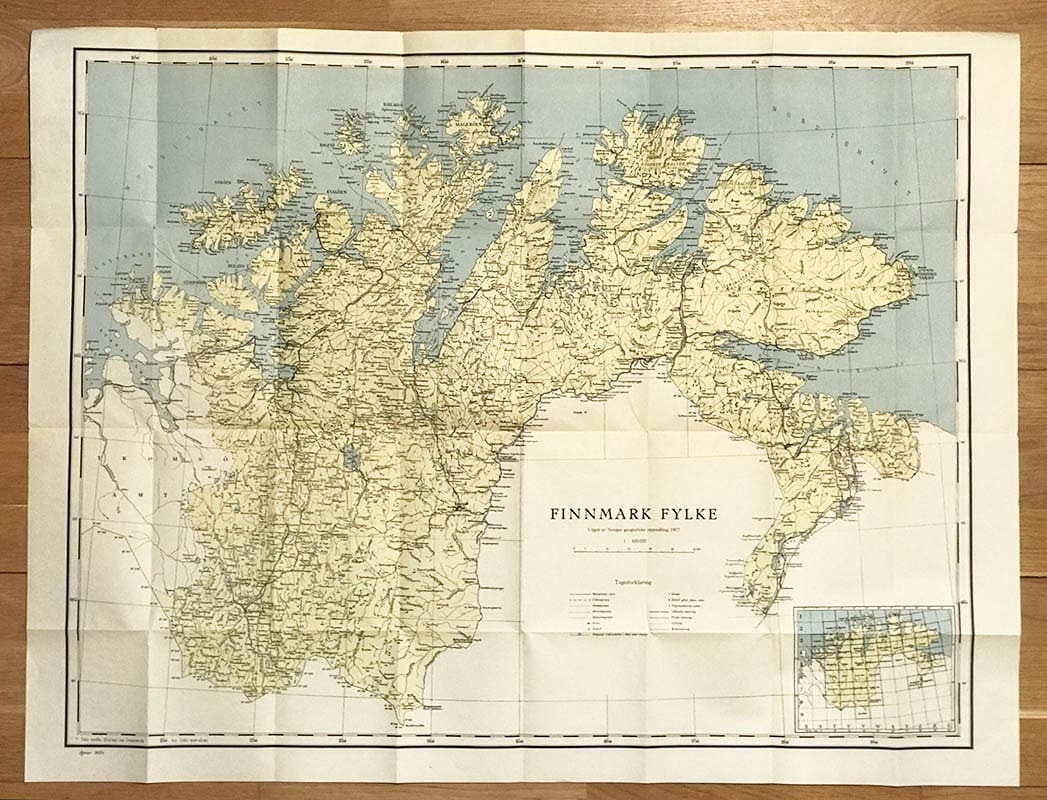 Kart over Finmarkens amt (Finnmark fylke). 1:500 000. Utgitt av Norges Geogr. Opmåling 1907. Ájour 1954