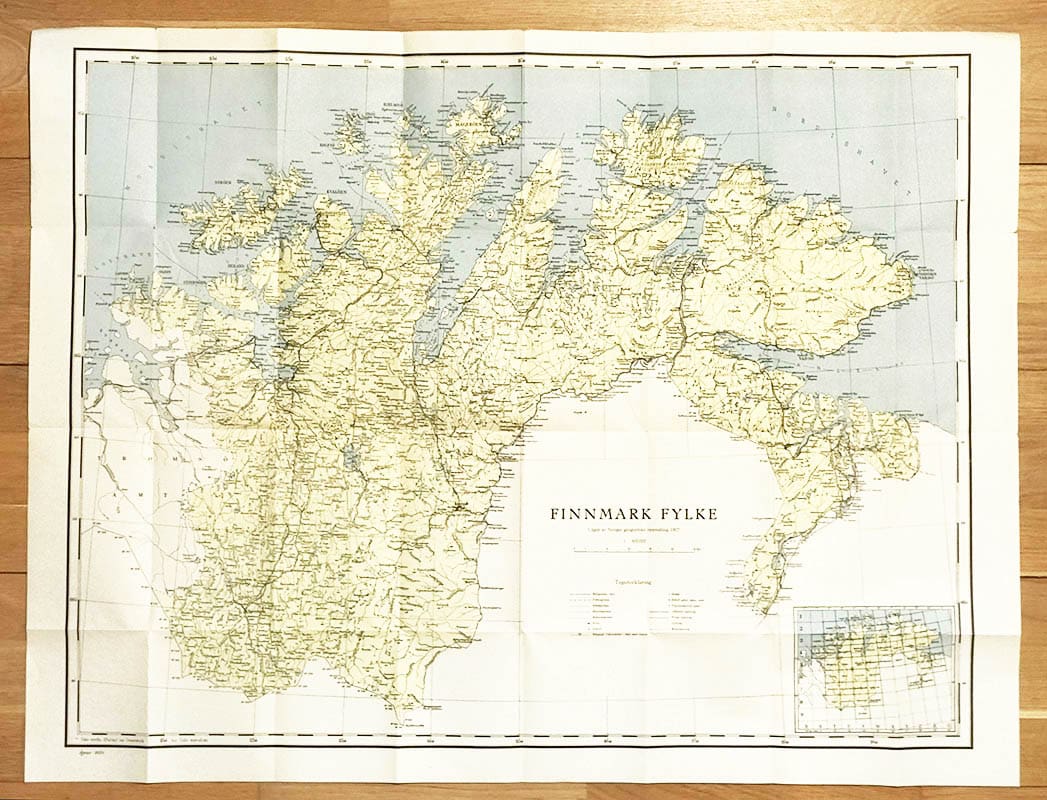 Kart over Finmarkens amt (Finnmark fylke). 1:500 000. Utgitt av Norges Geogr. Opmåling 1907. Ájour 1954