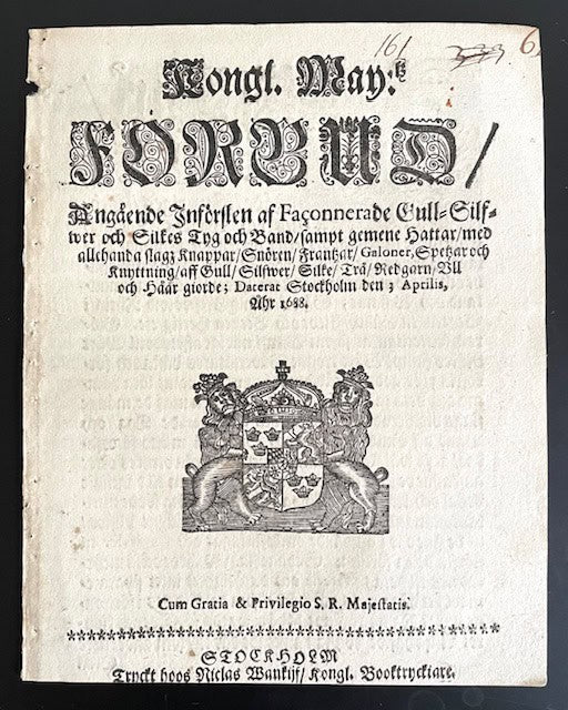 Kongl. May:tz Förbud, Angående Införslen af Façonnerade Gull- Silfer och Silkes Tyg och Band, sampt gemene Hattar, med allehanda slagz Knappar, Snören, Frantzar, Galoner, Spetzar och Knyttning, aff Gull, Silfwer, Silke, Trå, Redgarn, Vll och Håår giorde;