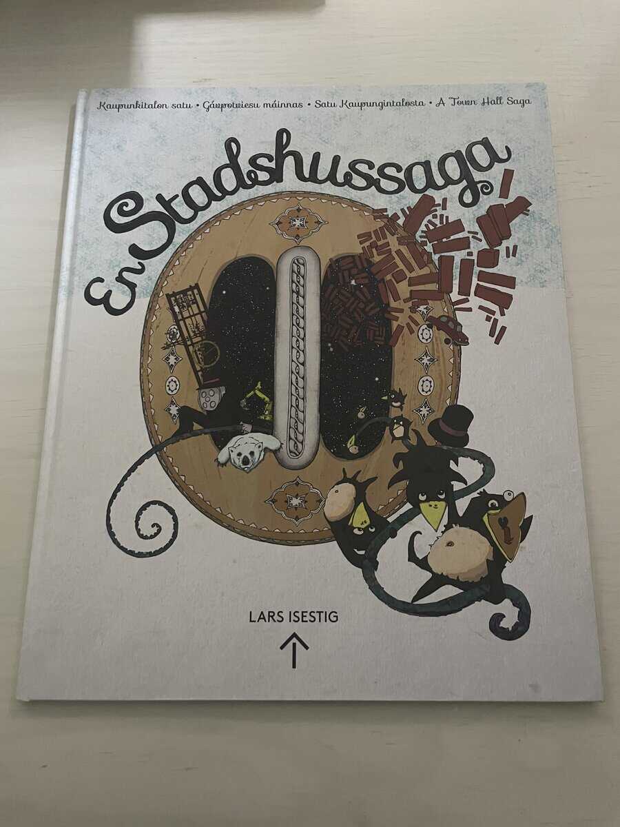 Lars Isestig : En stadshussaga = Kaupunkitalon satu = Gávpotviesu máinnas = Satu kaupungintalosta = A town hall saga