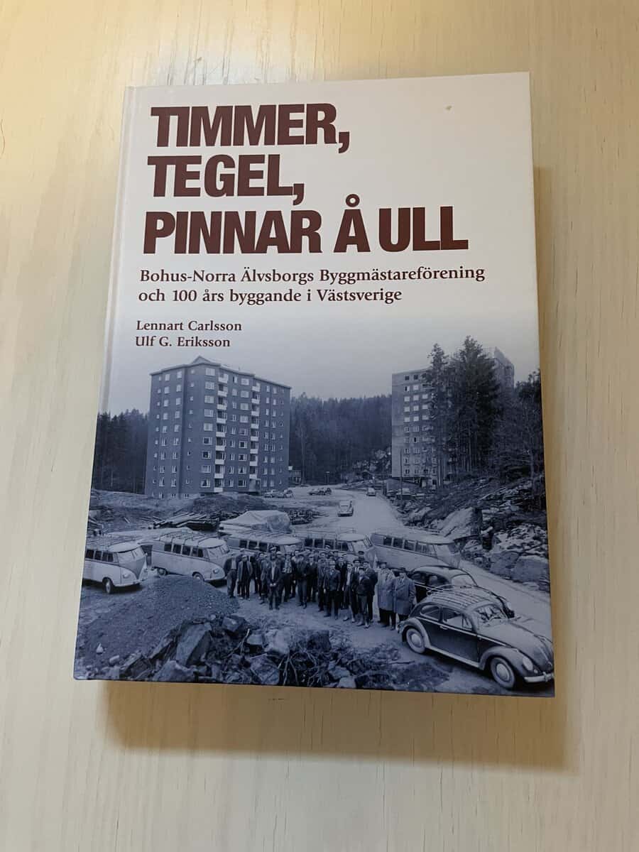 Lennart Carlsson : Timmer, tegel, pinnar å ull Bohus-Norra Älvsborgs byggmästareförening och 100 års byggande i Västsverige