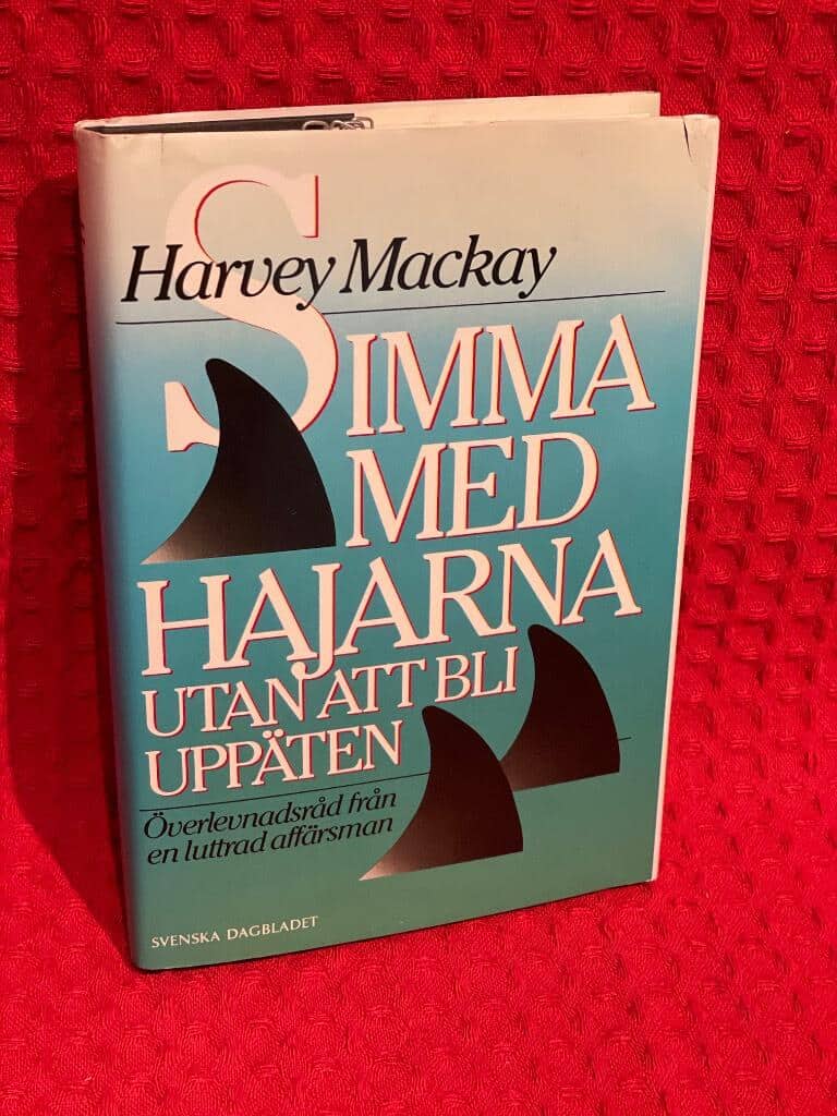Mackay, Harvey ; Hansson, Svante ; Svenska dagbladet : Simma med hajarna utan att bli uppäten
