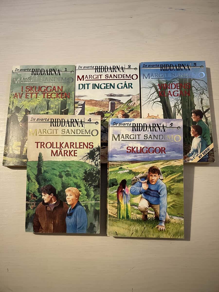 Margit Sandemo : De svarta riddarna 1-5 - I skuggan av ett tecken - Dit ingen går - Vindens klagan - Trollkarlens märke - Skuggor