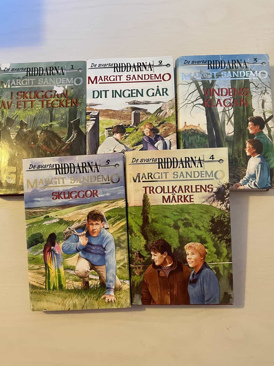 Margit Sandemo : De svarta riddarna 1-5 - Skuggor - Trollkarlens märke - Vindens klagan - Dit ingen går - I skuggan av ett tecken