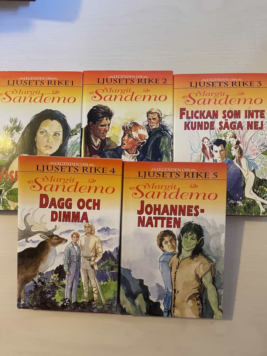 Margit Sandemo : Legenden om ljusets rike 1-5 - Viskningen - Mori och Isfolket - Flickan som inte kunde säga nej - Dagg och dimma - Johannesnatten