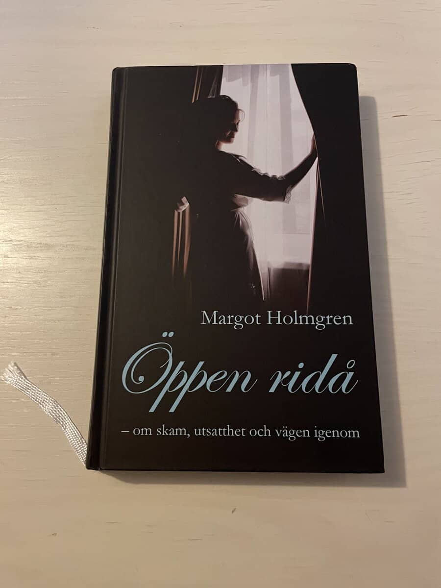 Margot Holmgren : Öppen ridå - om skam, utsatthet och vägen igenom