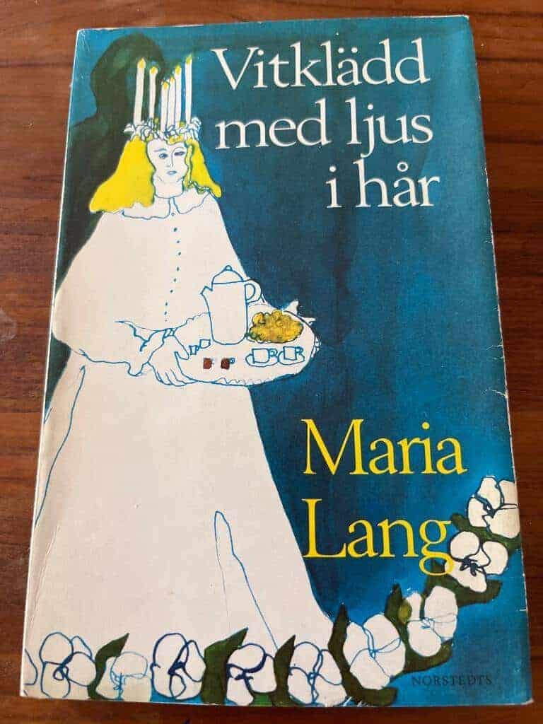 Maria Lang : Vitklädd med ljus i hår