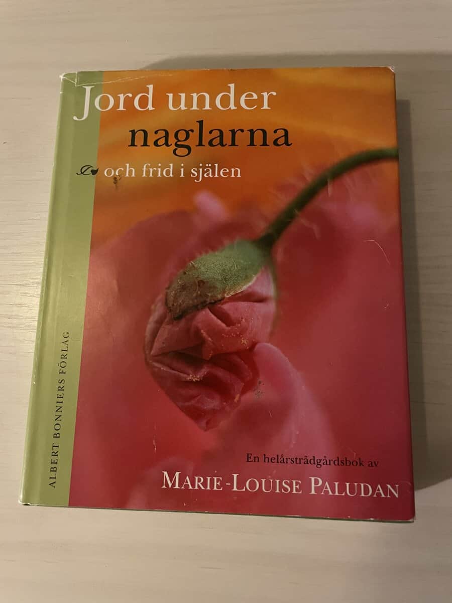 Marie-Louise Paludan : Jord under naglarna och frid i själen en helårsträdgårdsbok