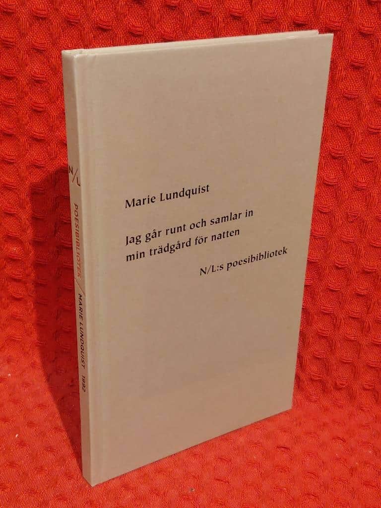 Marie Lundquist : Jag går runt och samlar in min trädgård för natten