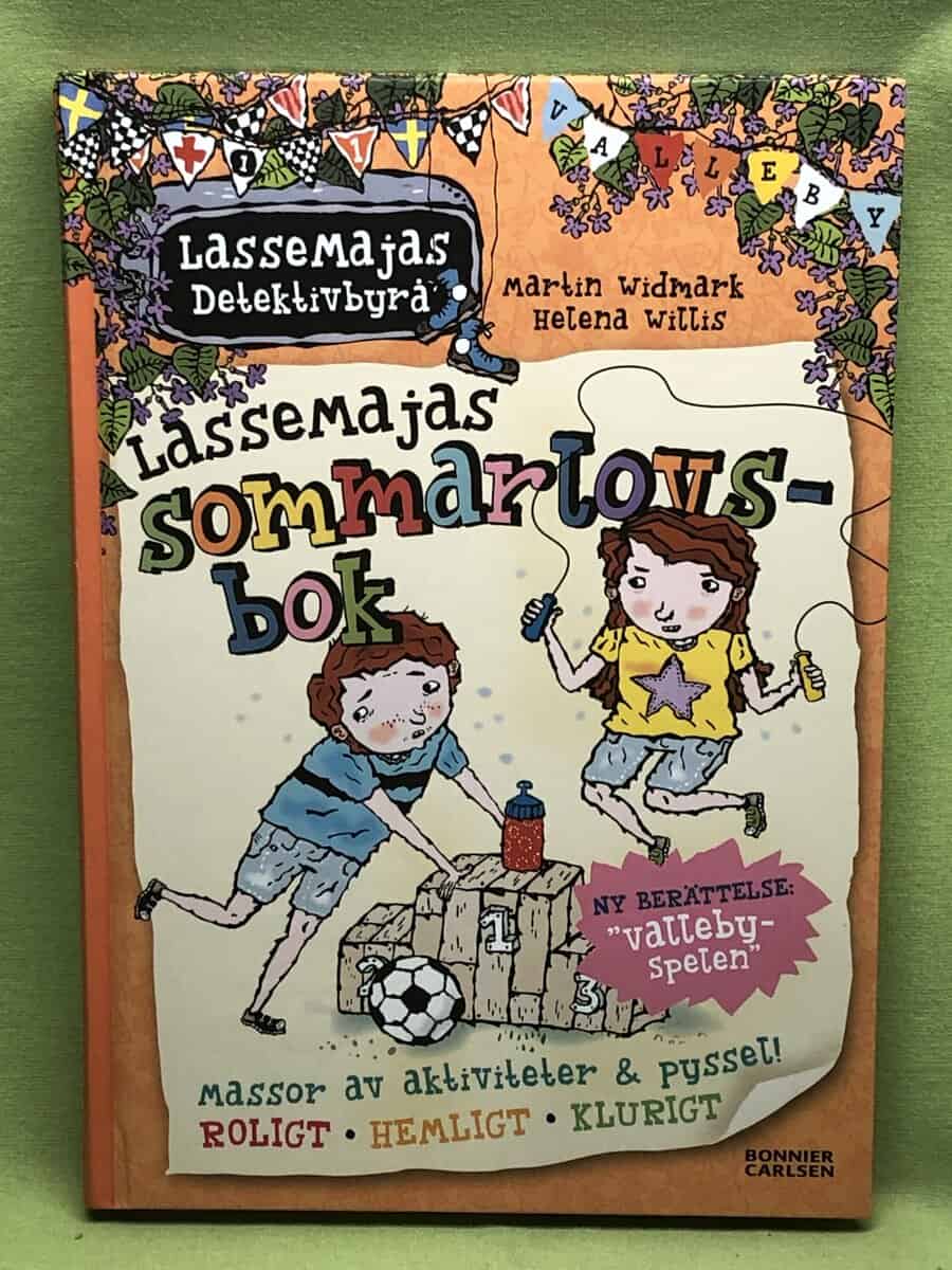Martin Widmark : LasseMajas sommarlovsbok. Vallebyspelen