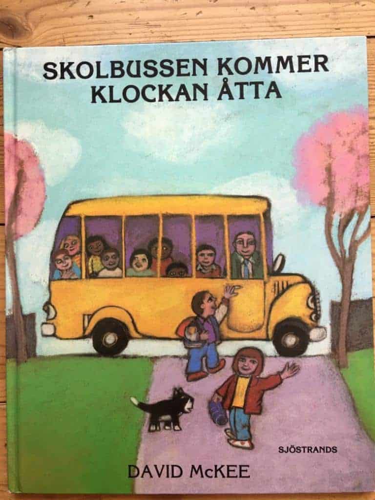McKee, David ; Berg, Ulrika : Skolbussen kommer klockan åtta