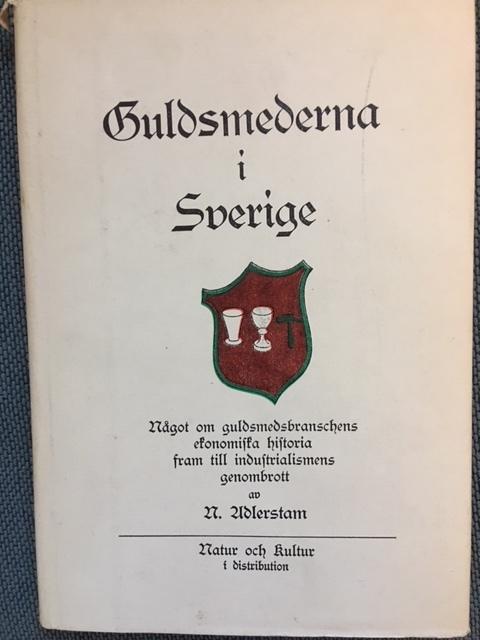 N. Adlerstam : Guldsmederna i Sverige Något om guldsmedsbranschens ekonomiska historia fram till industrialismens genombrott.