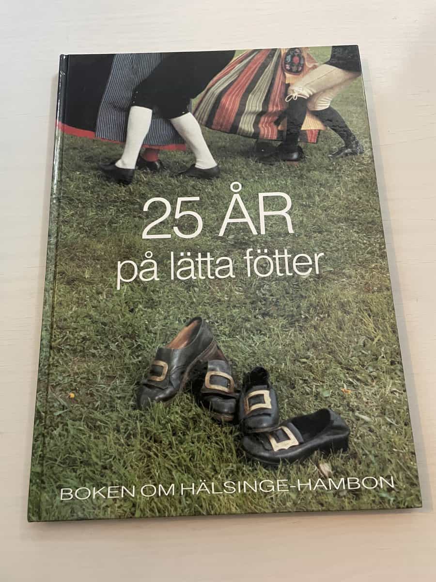 Nahlbom, Stig; Andersson, Stig : 25 år på lätta fötter - Boken om Hälsinge-hambon
