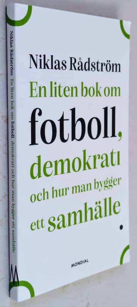 Niklas Rådström : En liten bok om fotboll, demokrati och hur man bygger ett samhälle
