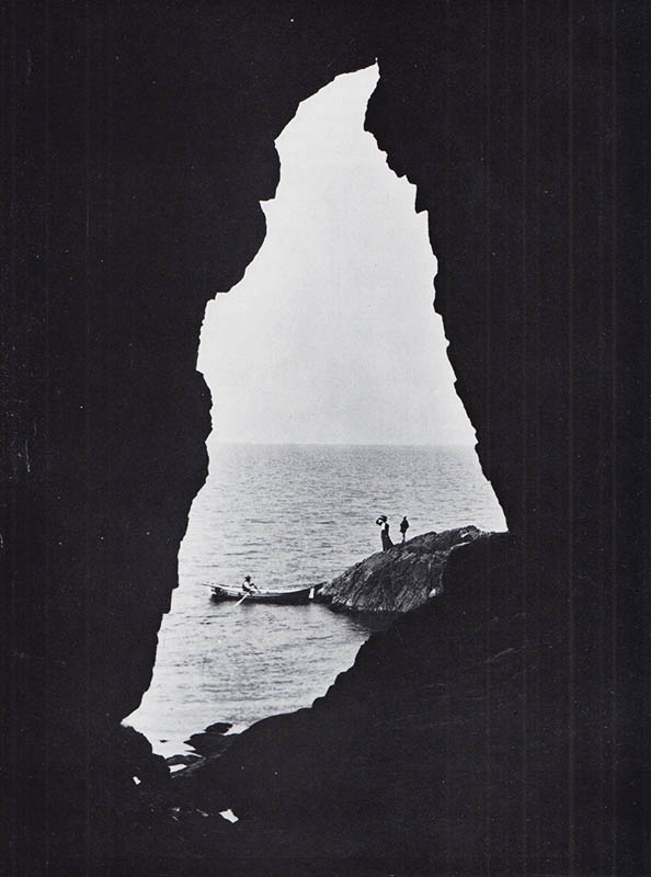 Olsheden, Jan (1938-2007) ; Olsson, Stellan (1936-2022) : Vad gjorde farfar i Mölle? Stämningar kring en liten bit av verlden åren 1886-1914 med bilder ur Peter P. Lundhs efterlämnade arkiv