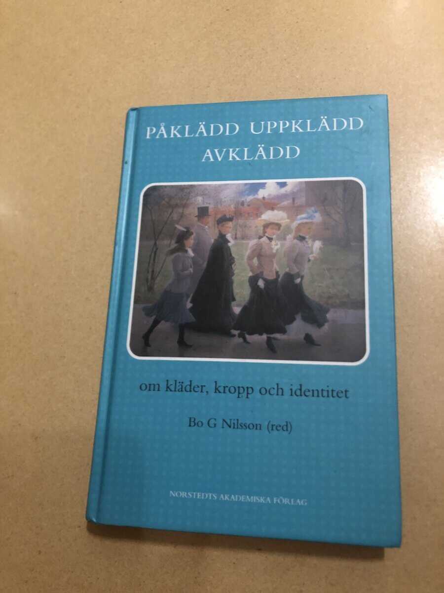 Påklädd, uppklädd, avklädd om kläder, kropp och identitet