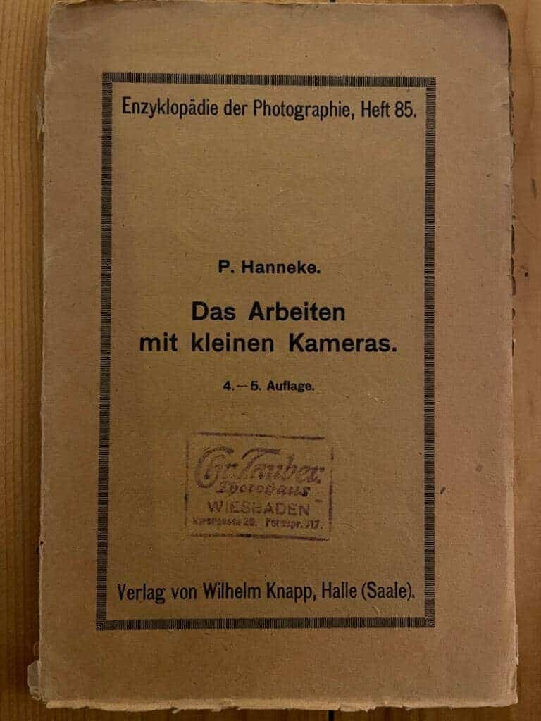 Paul Hanneke : Das Arbeiten mit kleinen Kameras sowie praktische Anleitung zu der Entwicklung und dem Kopieren der kleinen Negative sowie der Herstellung von Bildvergrößerungen.
