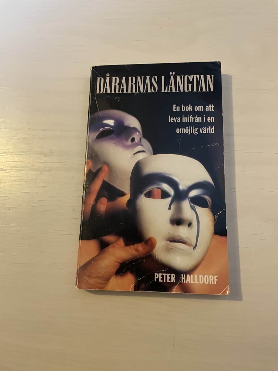 Peter Halldorf : Dårarnas längtan en bok om att leva inifrån i en omöjlig värld