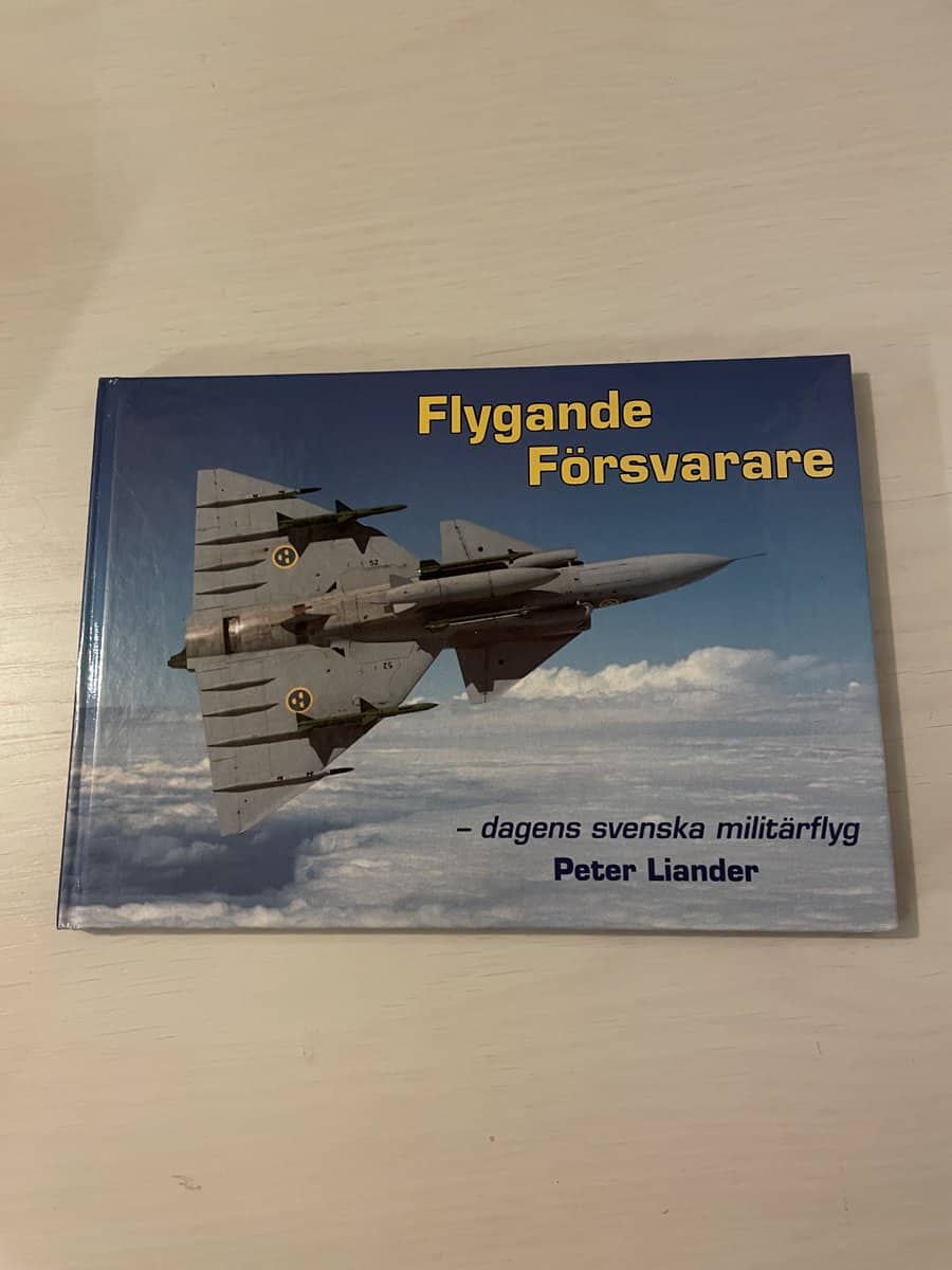 Peter Liander : Flygande försvarare - Dagens svenska militärflyg