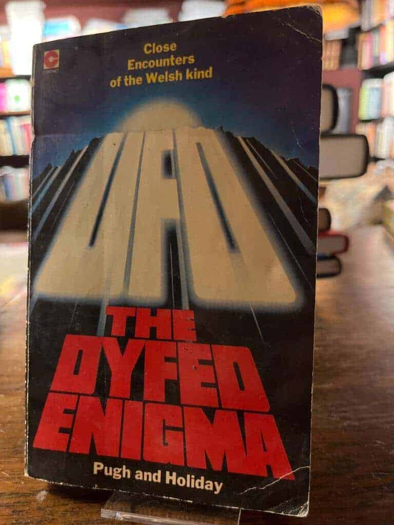 Randall Jones ; Pugh- F. W. Holiday : UFO The dyfed Enigma