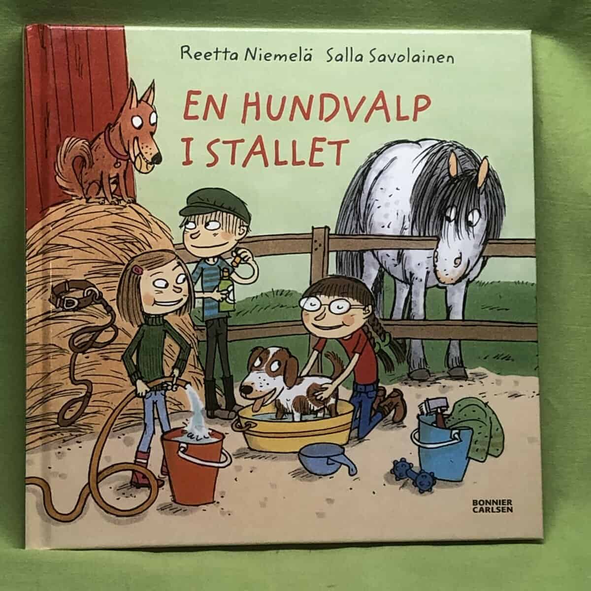 Reetta Niemelä : En hundvalp i stallet