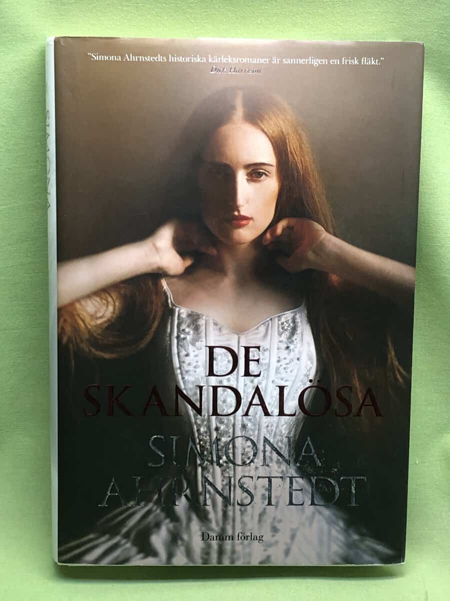 Simona Ahrnstedt : De skandalösa