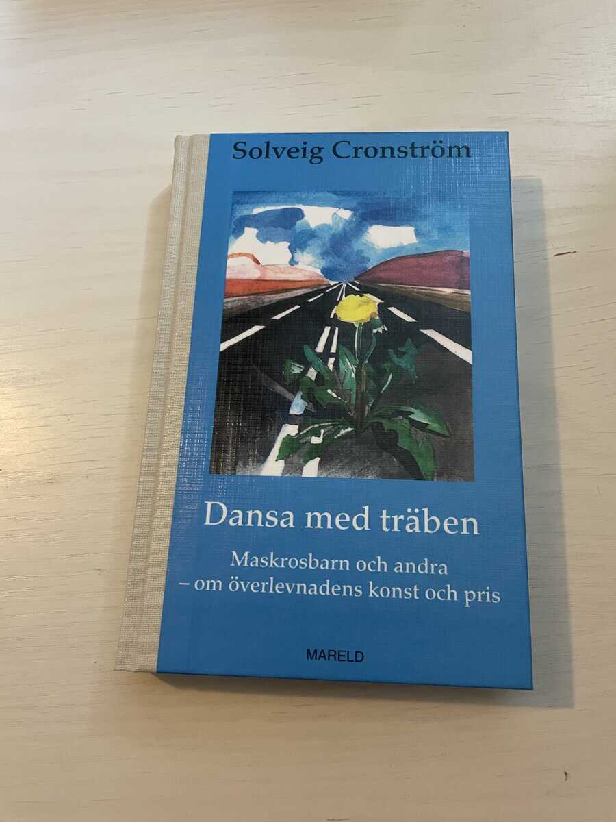 Solveig Cronström : Dansa med träben maskrosbarn och andra - om överlevnadens konst och pris