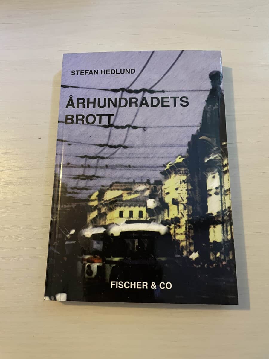 Stefan Hedlund : Århundradets brott historien om hur Jeltsins män plundrade Ryssland