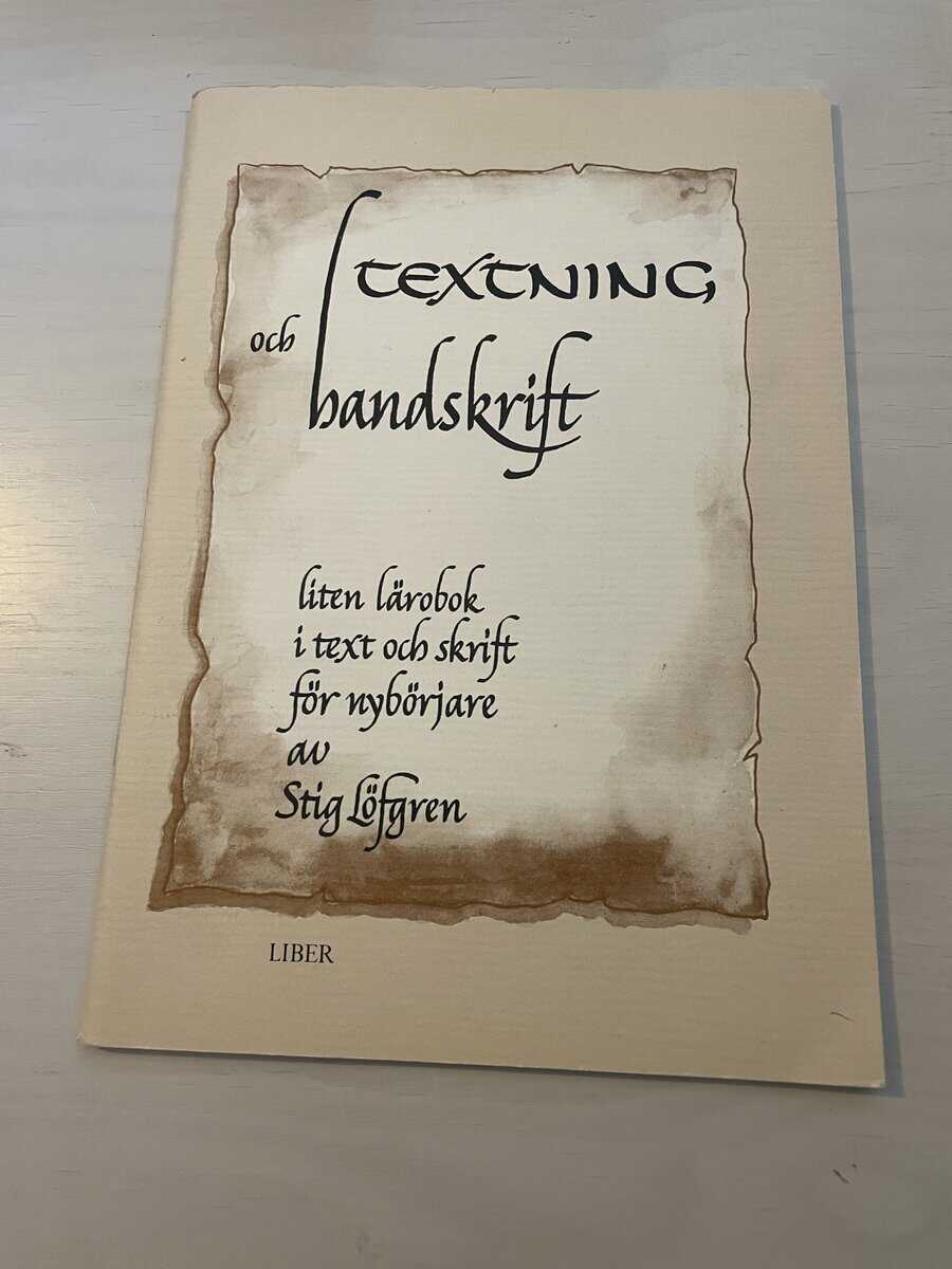 Stig Löfgren : Textning och handskrift liten lärobok i text och skrift för nybörjare