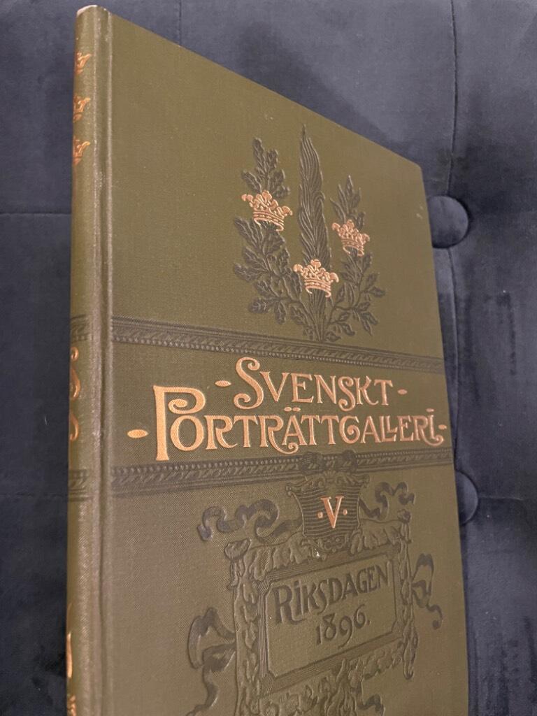 Svenskt porträtt-galleri V. Riksdagen 1896 och dess sekreterare, justitieombudsmannen, dess suppleant, bibliotekarien samt fullmäktige i riksbanken och riksgäldskontoret
