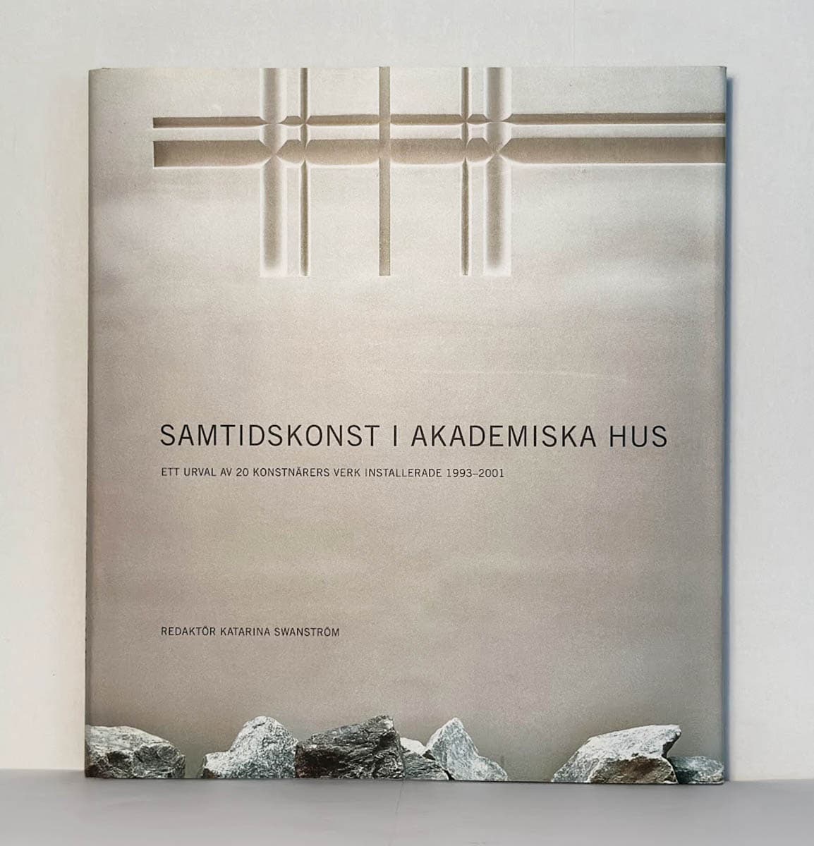 Swanström, Katarina (redaktör) ; Rogestam, Christina : Samtidskonst i Akademiska Hus. Ett urval av 20 konstnärers verk installerade 1993-2001