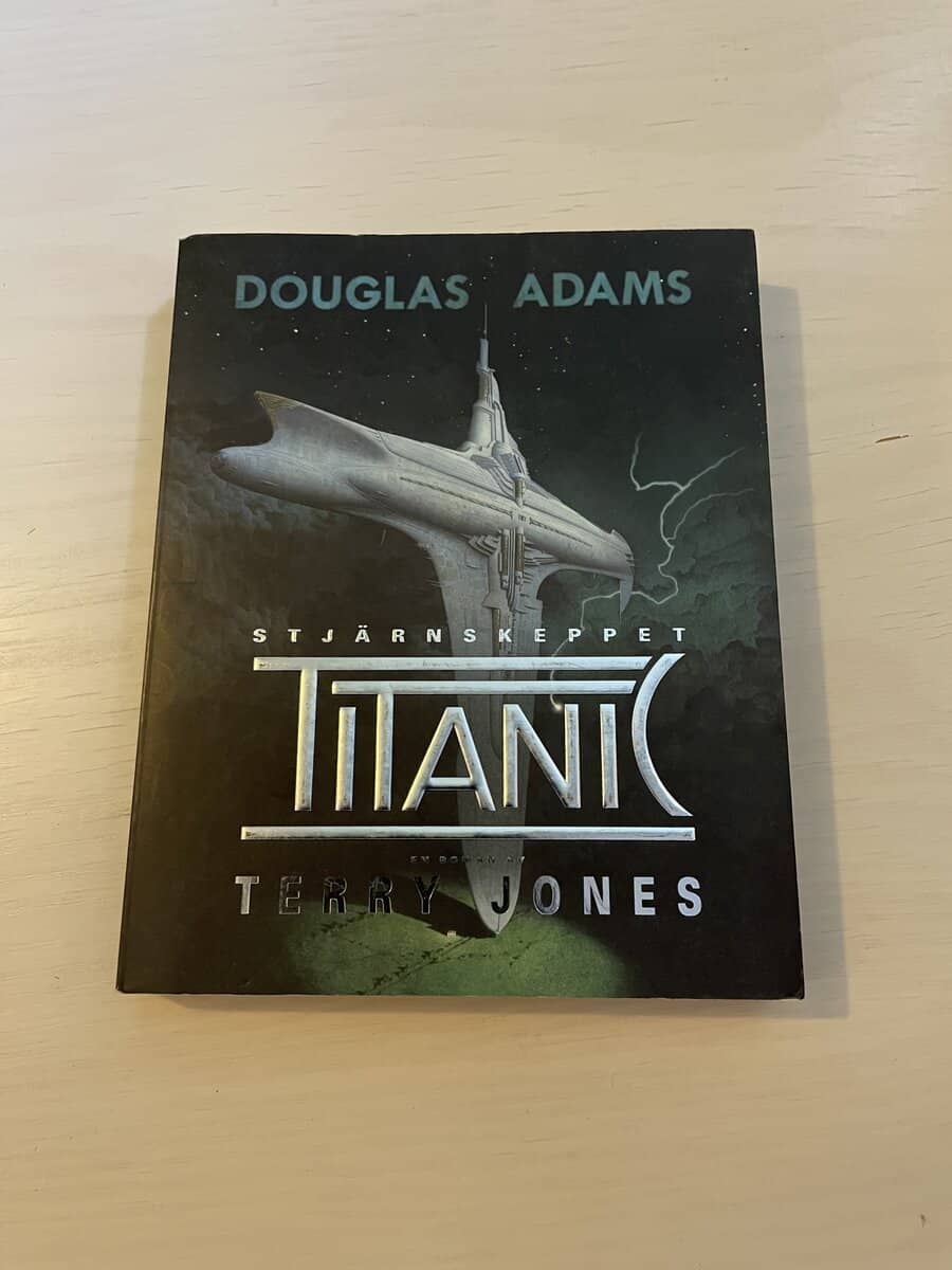 Terry Jones : Douglas Adams Stjärnskeppet Titanic en roman