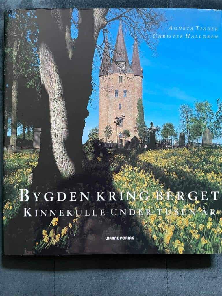 Tjäder, Agneta ; Hallgren, Christer : Bygden kring berget