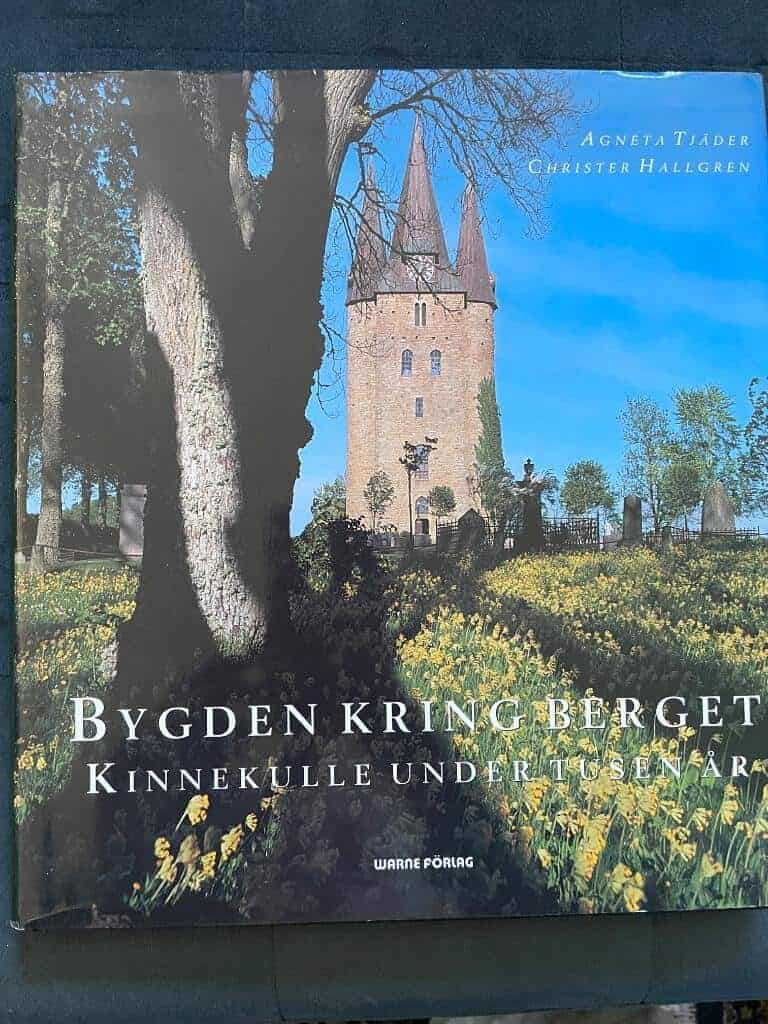 Tjäder, Agneta ; Hallgren, Christer : Bygden kring berget