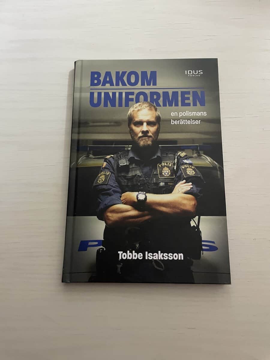 Tobbe Isaksson : Bakom uniformen