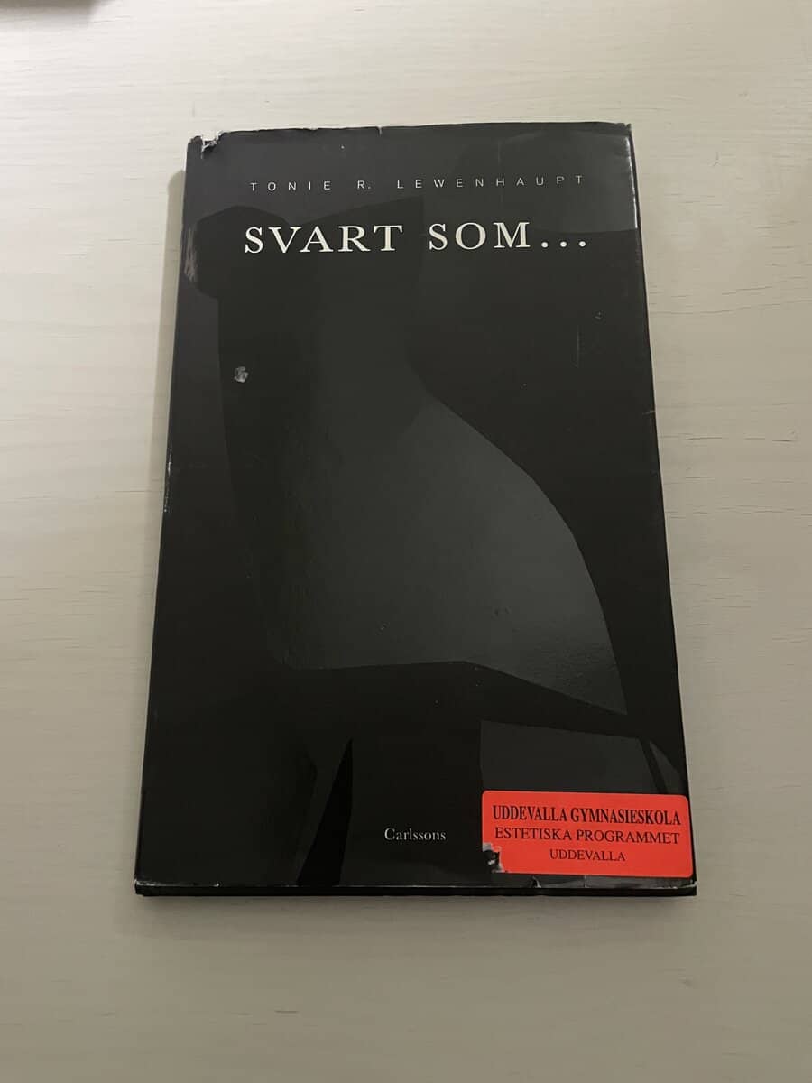 Tonie Lewenhaupt : Svart som - idéer och tankar kring svarta kläder