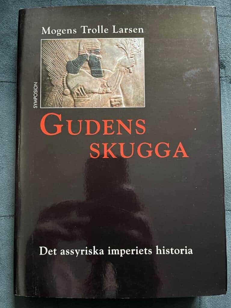Trolle Larsen, Mogens ; Nyman, Lars Eberhard : Gudens skugga