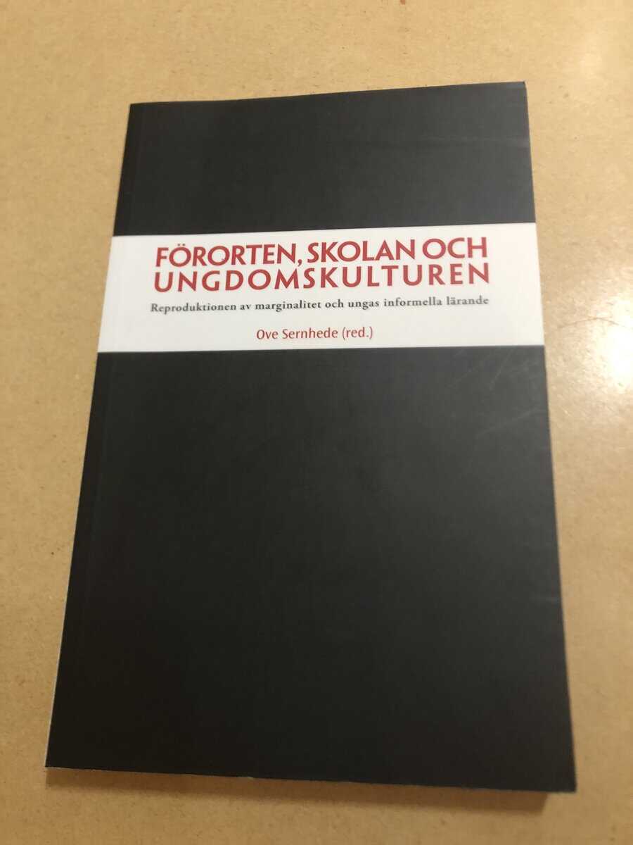 Ulf Borelius : Förorten, skolan och ungdomskulturen reproduktionen av marginalitet och ungas informella lärande