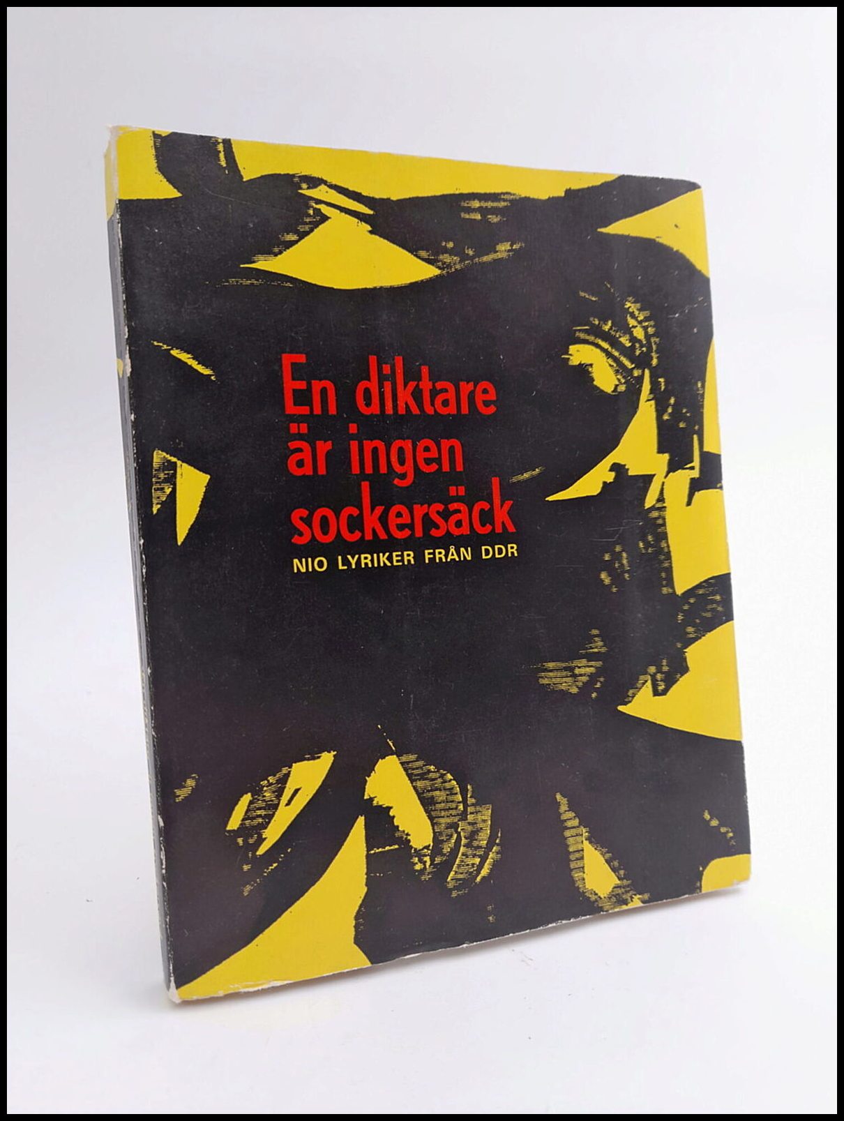 Nilsen, Jan Andrew ; Lybeck, Sebastian [red.] : En diktare är ingen sockersäck