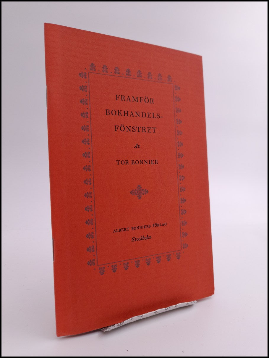 Tor Bonnier : Framför bokhandelsfönstret
