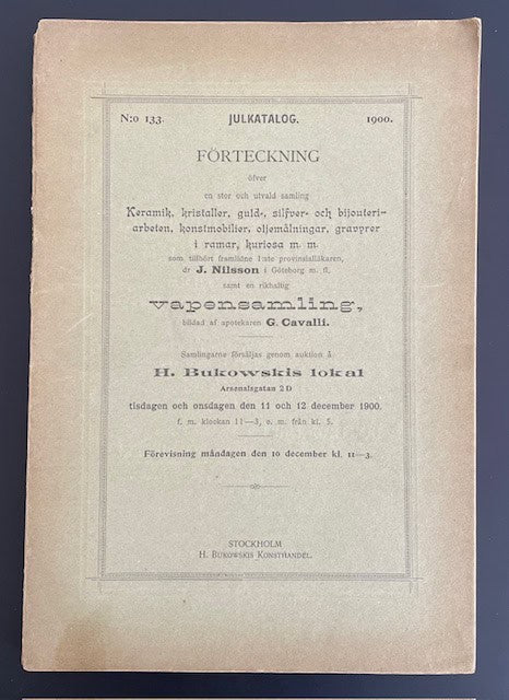 1900. Julkatalog Bukowski katalog Nr 133 : Förteckning öfver en stor och utvald samling kermaik, kristaller /…/ samt en rikhaltig vapensamling bildad af apotekaren G. Cavalli.