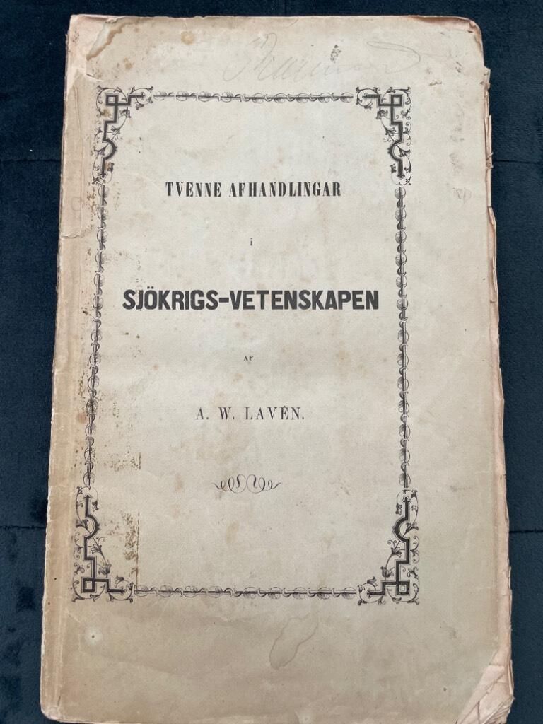 A. W. Lavén : Tvenne Afhandlingar i Sjökrigs-Vetenskapen. Roddvapnets utveckling från äldsta till närvarande tider. / Sjövapnens strategi.