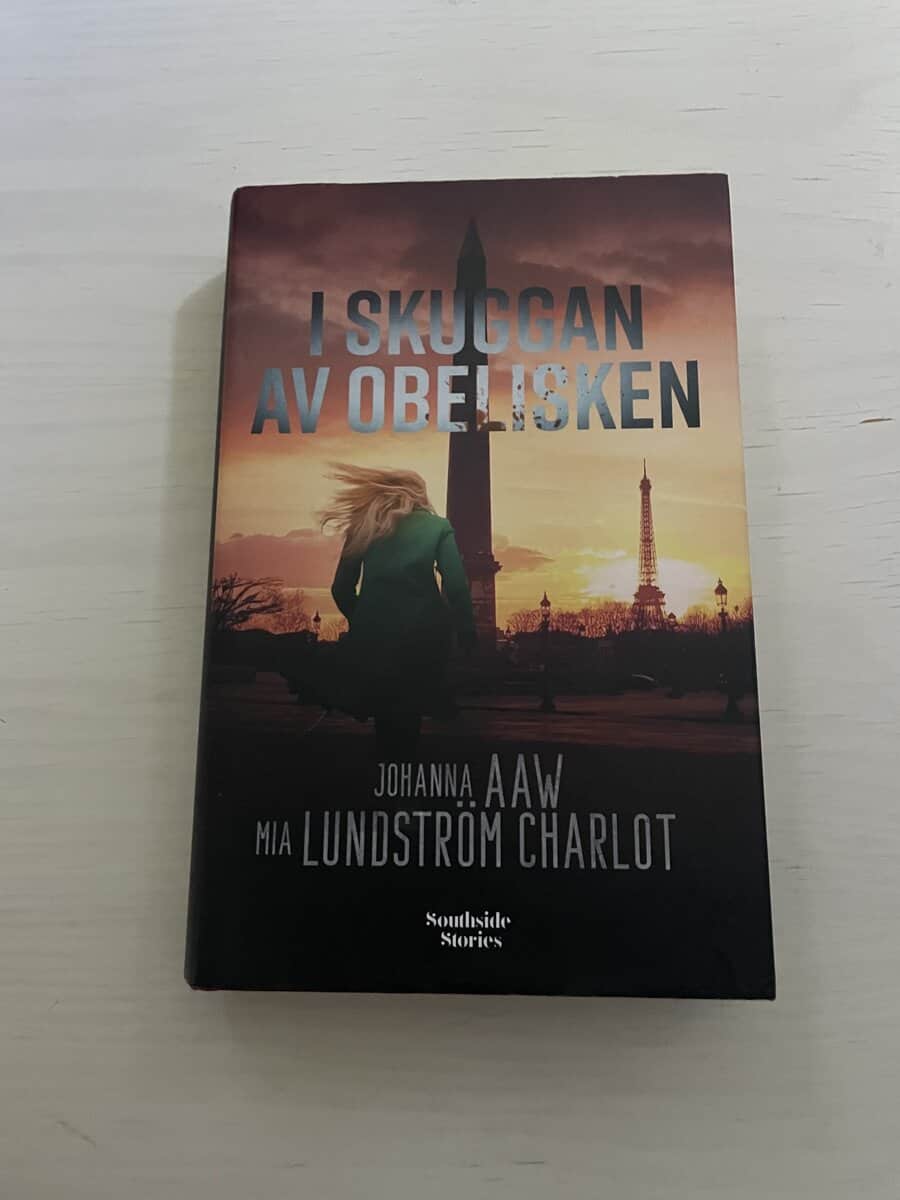 Aaw, Johanna, Lundström Charlot, Mia : I skuggan av obelisken