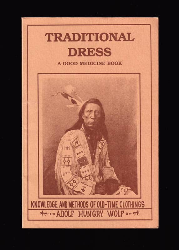 Adolf Hungry Wolf : Traditional Dress. Knowledge and Methods of Old-Time Clothings. A Good Medicine Book
