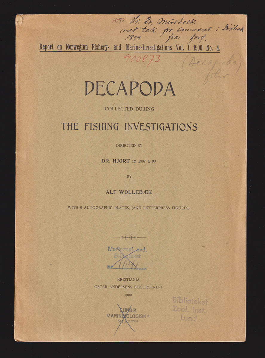 Alf Wollebæk : Decapoda. Collected during the fishing investigations directed by Dr. Hjort in 1897 & 98. With 2 (i denna 3 planscher) autographic plates, (and letterpress figures) (dedikation)