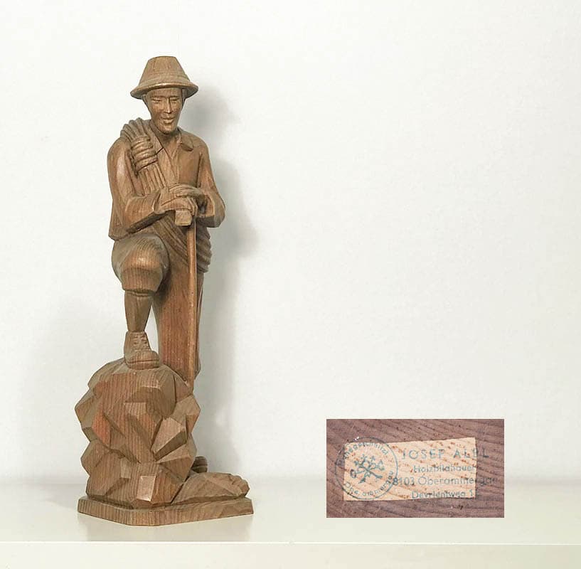 [Alpvandrare ; Alpenwanderer]. Albl, Josef : Handsnidad träskulptur / Handgeschnitzt Holzskulptur