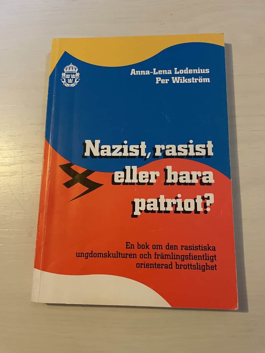 Lodenius, Anna-Lena, Wikström, Per : Nazist, rasist eller bara patriot? en bok om den rasistiska ungdomskulturen och främlingsfientligt orienterad brottslighet