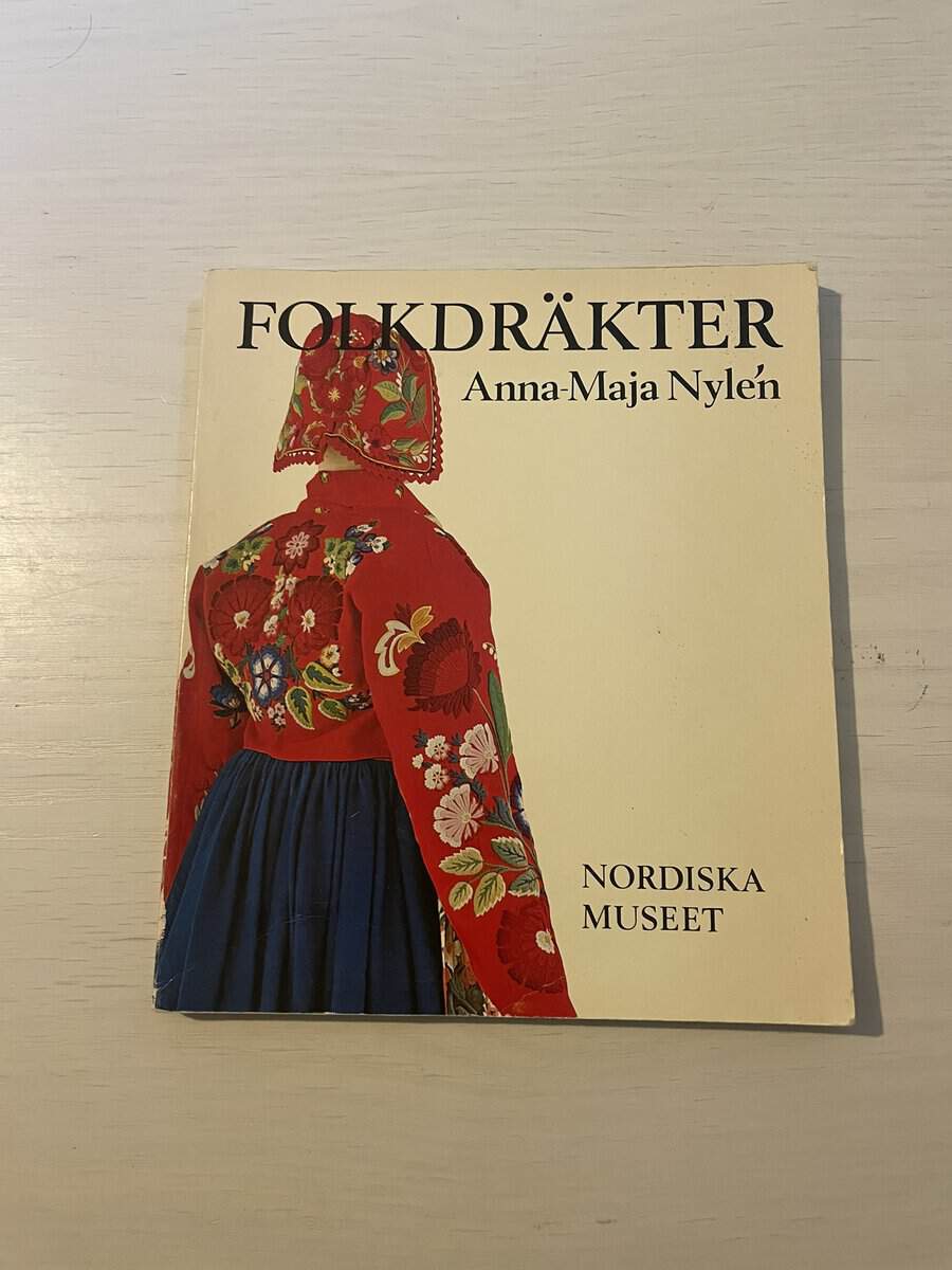 Anna-Maja Nylén : Folkdräkter ur Nordiska museets samlingar