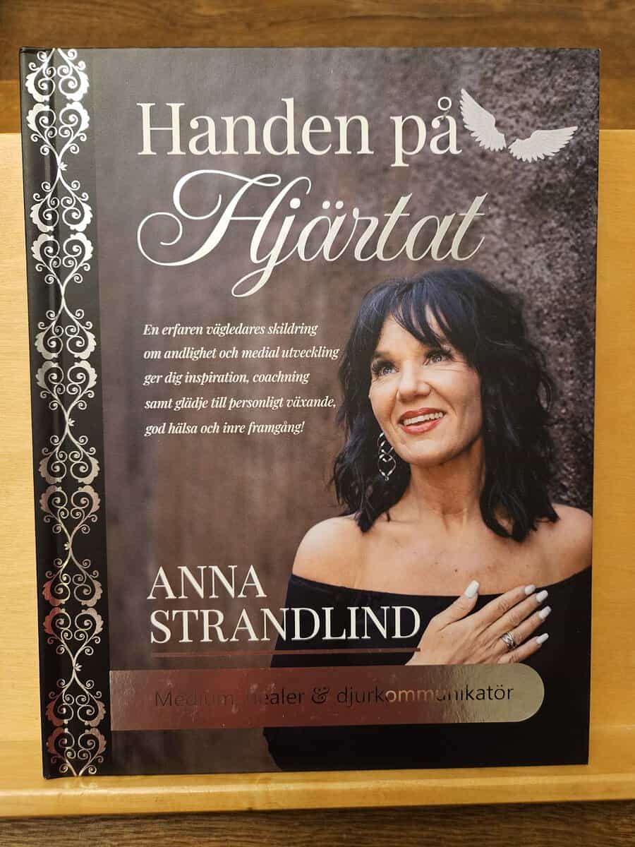 Anna Strandlind : Handen på hjärtat